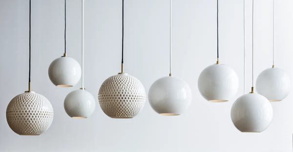 Suspensions en porcelaine : lumière douce et artisanale